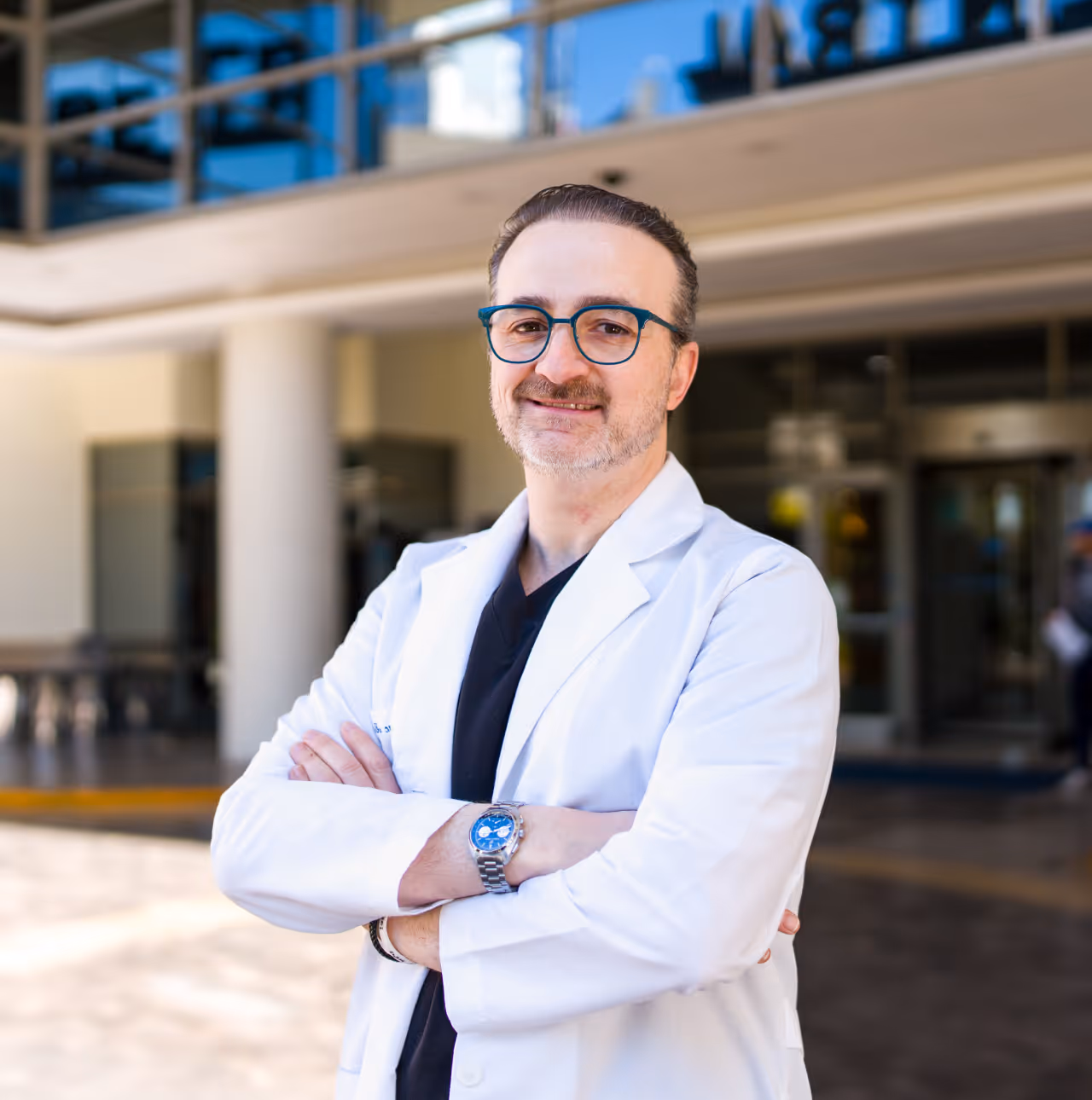 Resultados de aumento de busto natural del Dr. Baley